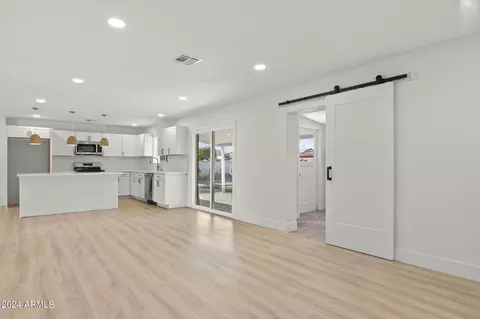 Kitchen - 634 E Manhatton Dr, Tempe, AZ 85282 photo 7 of 8