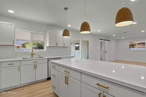 Kitchen - 634 E Manhatton Dr, Tempe, AZ 85282 photo 6 of 8