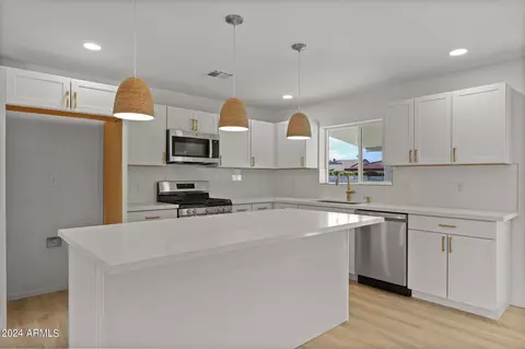 Kitchen - 634 E Manhatton Dr, Tempe, AZ 85282 photo 2 of 8