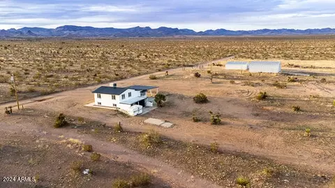 1066 S Guthrie Rd, Golden Valley, AZ 86413