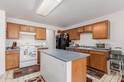Kitchen - 10622 E Arbor Ave, Mesa, AZ 85208 photo 2 of 3