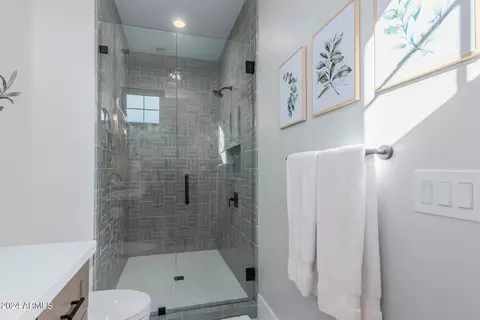 Bath - 4922 N 46th St, Phoenix, AZ 85018 photo 12 of 12