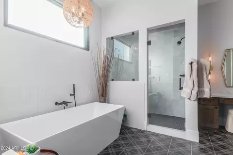 Bath - 4922 N 46th St, Phoenix, AZ 85018 photo 3 of 12