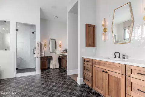 Bath - 4922 N 46th St, Phoenix, AZ 85018 photo 2 of 12