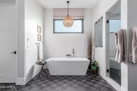 Bath - 4922 N 46th St, Phoenix, AZ 85018 photo 1 of 12