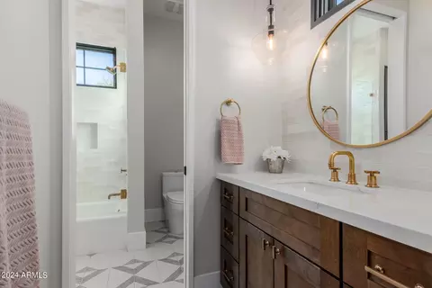 Bath - 4922 N 46th St, Phoenix, AZ 85018 photo 9 of 12