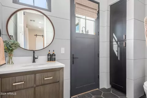 Bath - 4922 N 46th St, Phoenix, AZ 85018 photo 6 of 12