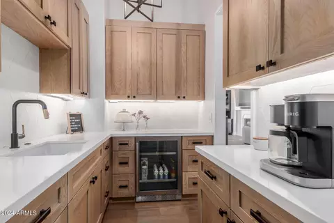 Kitchen - 4922 N 46th St, Phoenix, AZ 85018 photo 9 of 10