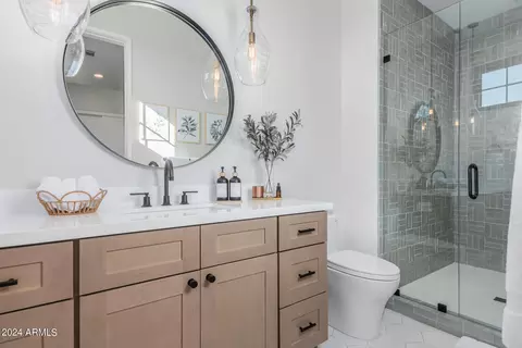 Bath - 4922 N 46th St, Phoenix, AZ 85018 photo 11 of 12