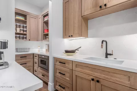 Kitchen - 4922 N 46th St, Phoenix, AZ 85018 photo 10 of 10