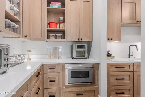 Kitchen - 4922 N 46th St, Phoenix, AZ 85018 photo 8 of 10