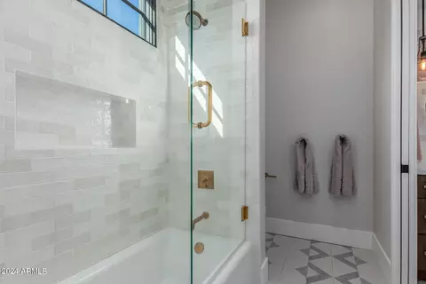 Bath - 4922 N 46th St, Phoenix, AZ 85018 photo 8 of 12