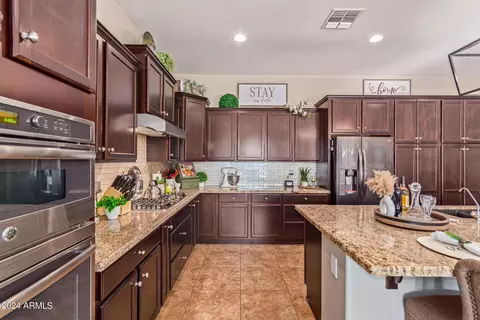 Kitchen - 5802 S Seton Ave, Gilbert, AZ 85298 photo 7 of 8
