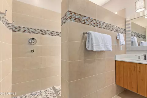 Bath - 1537 E Indigo St, Gilbert, AZ 85298 photo 3 of 4