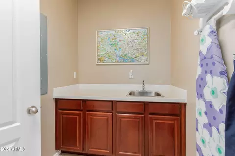 Bath - 2828 E Dunbar Dr, Phoenix, AZ 85042 photo 4 of 4