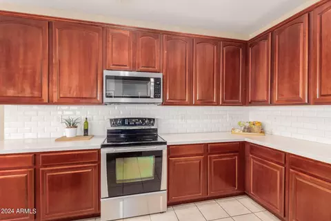 Kitchen - 2828 E Dunbar Dr, Phoenix, AZ 85042 photo 3 of 4