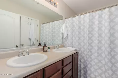 Bath - 2828 E Dunbar Dr, Phoenix, AZ 85042 photo 2 of 4