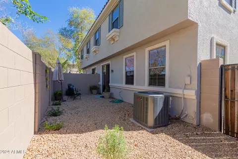 Exterior - 2828 E Dunbar Dr, Phoenix, AZ 85042 photo 6 of 7