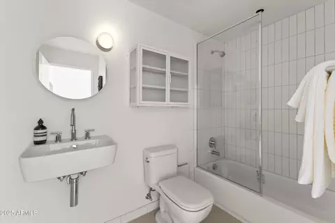 Bath - 312 E Windsor Ave #1, Phoenix, AZ 85004 photo 2 of 3