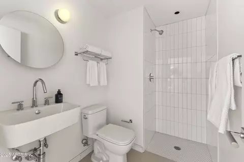 Bath - 312 E Windsor Ave #1, Phoenix, AZ 85004 photo 1 of 3