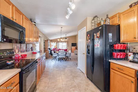 Kitchen - 7137 E Lindner Ave, Mesa, AZ 85209 photo 4 of 5