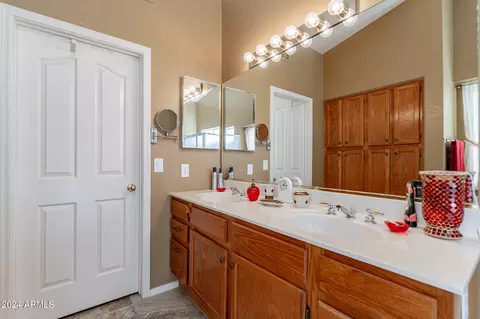 Bath - 7137 E Lindner Ave, Mesa, AZ 85209 photo 2 of 3