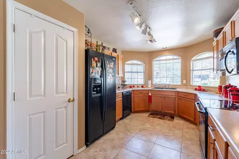 Kitchen - 7137 E Lindner Ave, Mesa, AZ 85209 photo 3 of 5
