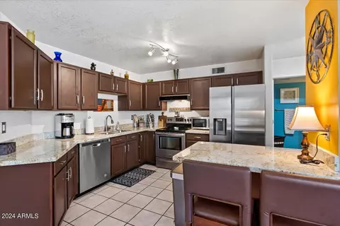 Kitchen - 4309 E Siesta Ln, Phoenix, AZ 85050 photo 2 of 5