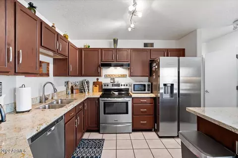 Kitchen - 4309 E Siesta Ln, Phoenix, AZ 85050 photo 3 of 5