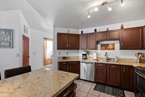 Kitchen - 4309 E Siesta Ln, Phoenix, AZ 85050 photo 5 of 5