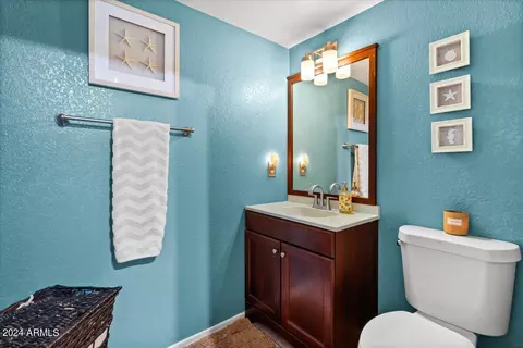 Bath - 4309 E Siesta Ln, Phoenix, AZ 85050 photo 1 of 4