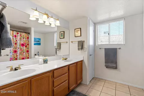 Bath - 4309 E Siesta Ln, Phoenix, AZ 85050 photo 4 of 4