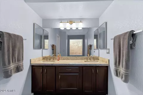 Bath - 4309 E Siesta Ln, Phoenix, AZ 85050 photo 2 of 4