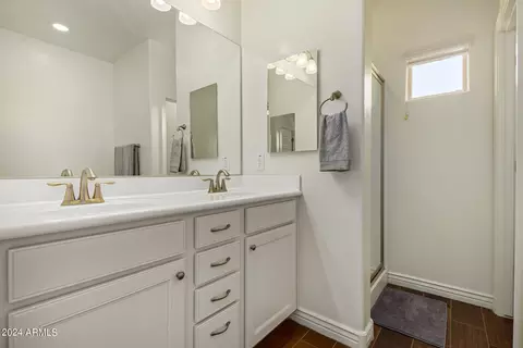 Bath - 2735 E Hickory St, Gilbert, AZ 85298 photo 2 of 4