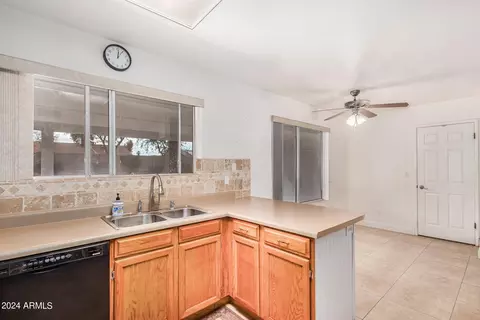 Kitchen - 827 E Le Marche Ave, Phoenix, AZ 85022 photo 4 of 6