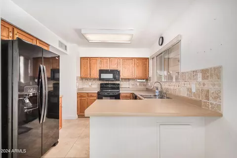 Kitchen - 827 E Le Marche Ave, Phoenix, AZ 85022 photo 6 of 6