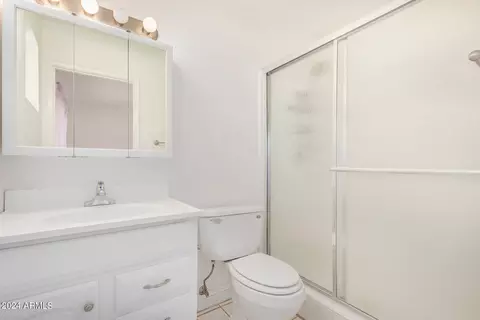 Bath - 827 E Le Marche Ave, Phoenix, AZ 85022 photo 1 of 2
