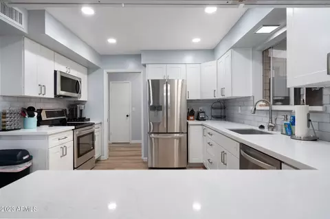 Kitchen - 228 E Alameda Dr, Tempe, AZ 85282 photo 2 of 4