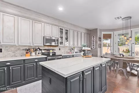 Kitchen - 9632 E Navarro Ave, Mesa, AZ 85209 photo 4 of 6