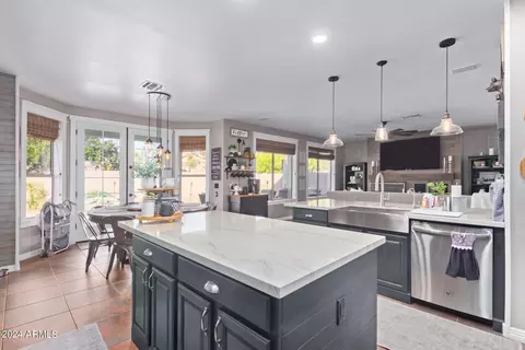 Kitchen - 9632 E Navarro Ave, Mesa, AZ 85209 photo 5 of 6