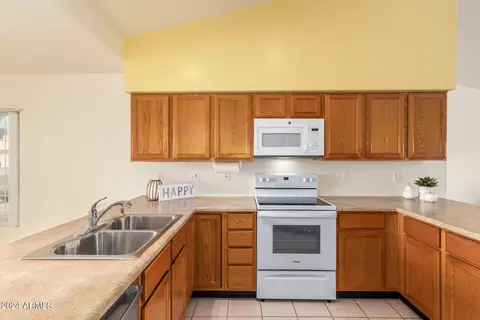 Kitchen - 7111 E Monte Ave, Mesa, AZ 85209 photo 3 of 3