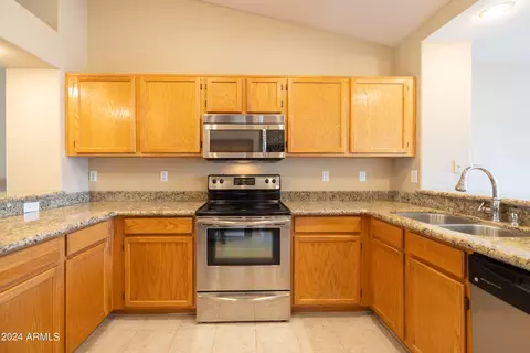 Kitchen - 4208 E Ford Ave, Gilbert, AZ 85234 photo 6 of 12
