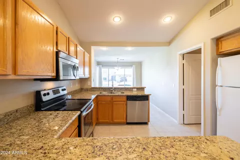 Kitchen - 4208 E Ford Ave, Gilbert, AZ 85234 photo 4 of 12