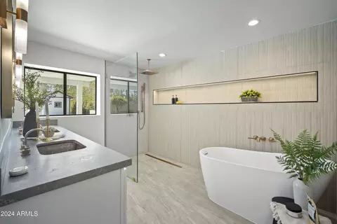 Bath - 2441 E Whitton Ave, Phoenix, AZ 85016 photo 1 of 10
