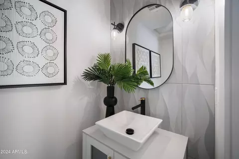 Bath - 2441 E Whitton Ave, Phoenix, AZ 85016 photo 8 of 10