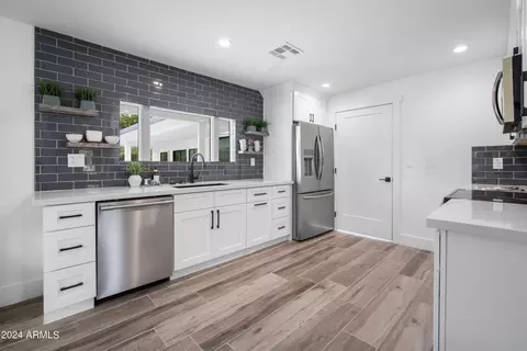 Kitchen - 2441 E Whitton Ave, Phoenix, AZ 85016 photo 7 of 7