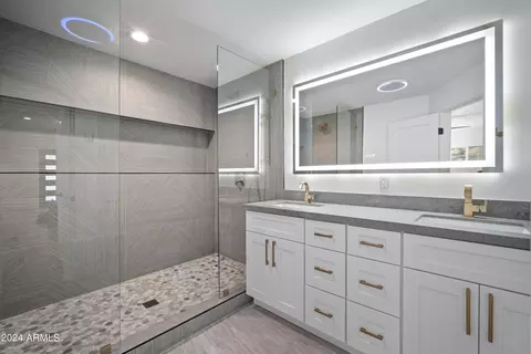 Bath - 2441 E Whitton Ave, Phoenix, AZ 85016 photo 4 of 10