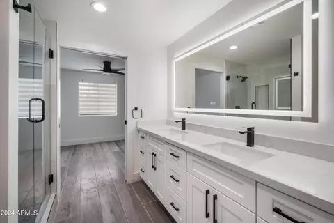 Bath - 2441 E Whitton Ave, Phoenix, AZ 85016 photo 9 of 10
