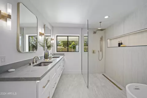 Bath - 2441 E Whitton Ave, Phoenix, AZ 85016 photo 2 of 10