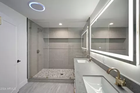 Bath - 2441 E Whitton Ave, Phoenix, AZ 85016 photo 5 of 10